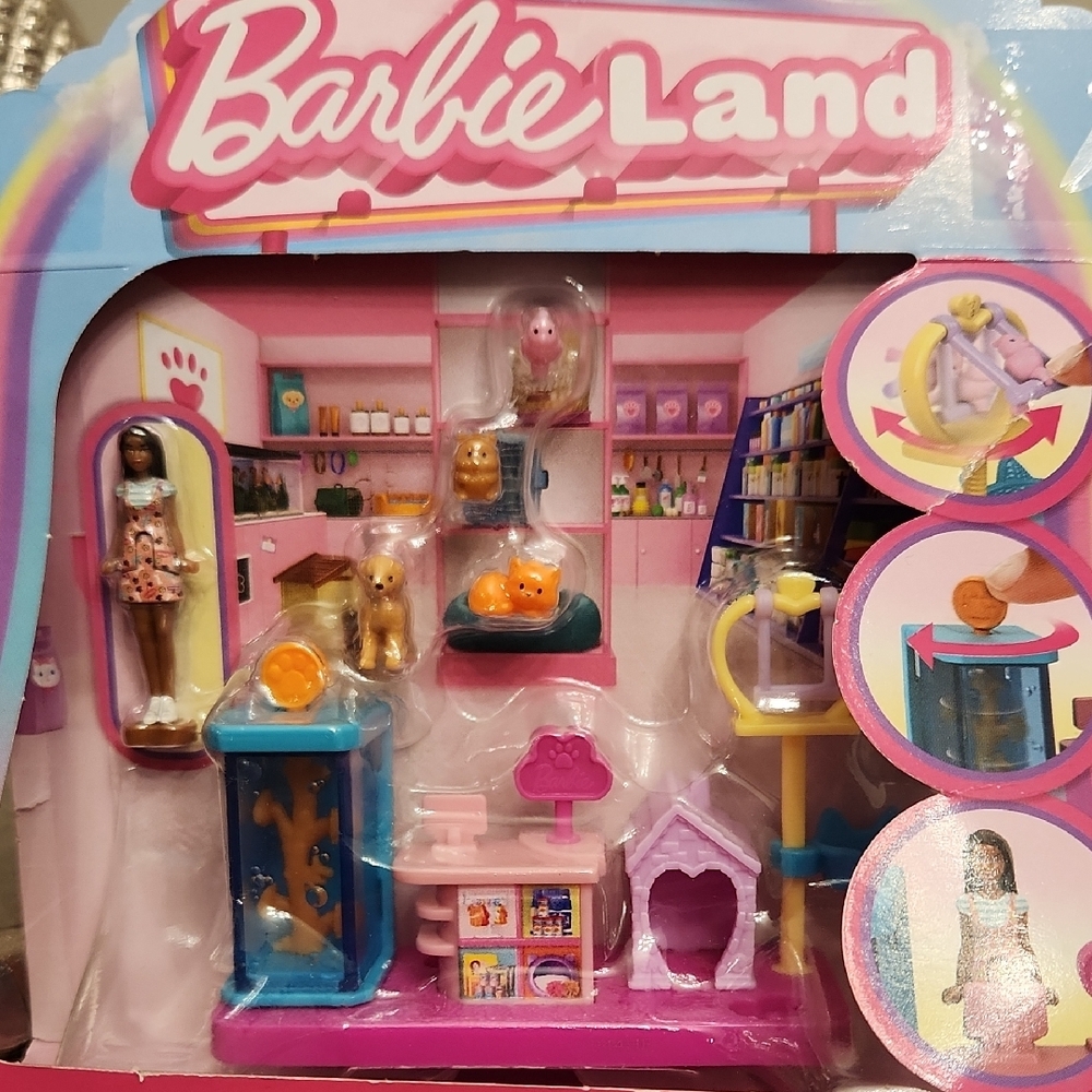 Barbie Mini Playset with Pink and Blue Accessories - Picture 6 of 10